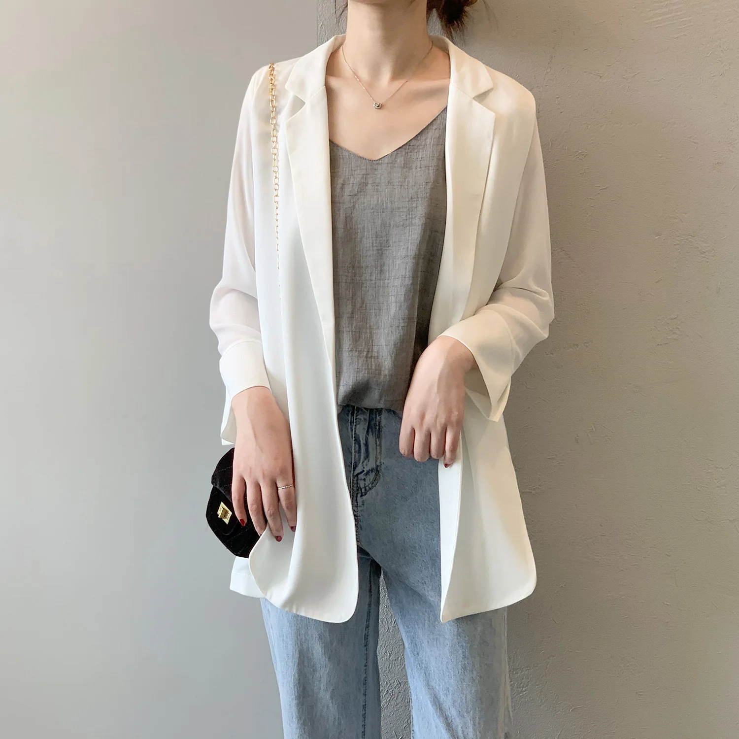 

Thin section fashion chiffon small suit female 2019 summer new Korean version of the loose sunscreen jacket White blazer