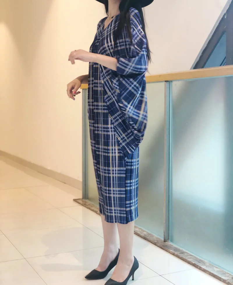 Miyake Плиссированное Платье Новые нерегулярные рукав летучая мышь клетчатые свободные тонкие Большие размеры женские оригинальные