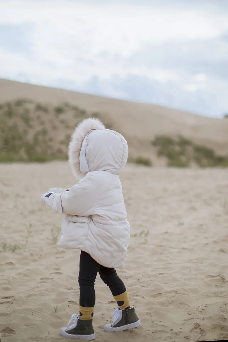 Зимняя Детская куртка-пуховик с капюшоном длинное пальто в Корейском стиле с белым утиным пухом парки с меховым воротником для маленьких мальчиков и девочек Лыжная одежда с перчатками