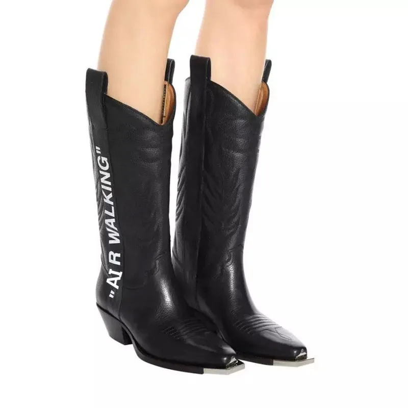 Женские ботинки до середины икры с вышивкой в виде букв; Bottes; вечерние ботинки с острым носком на квадратном каблуке средней высоты; Botas; Новинка года; женские ковбойские сапоги из натуральной кожи