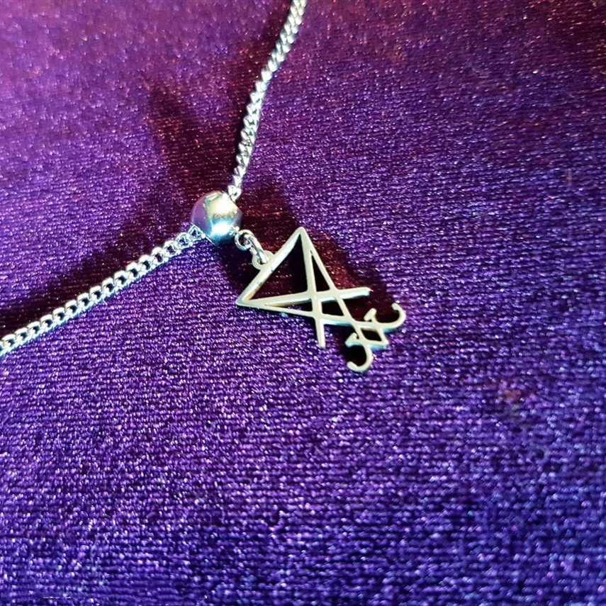 Collar con colgante símbolo lucifer para mujer estilo gótico_voghion.com
