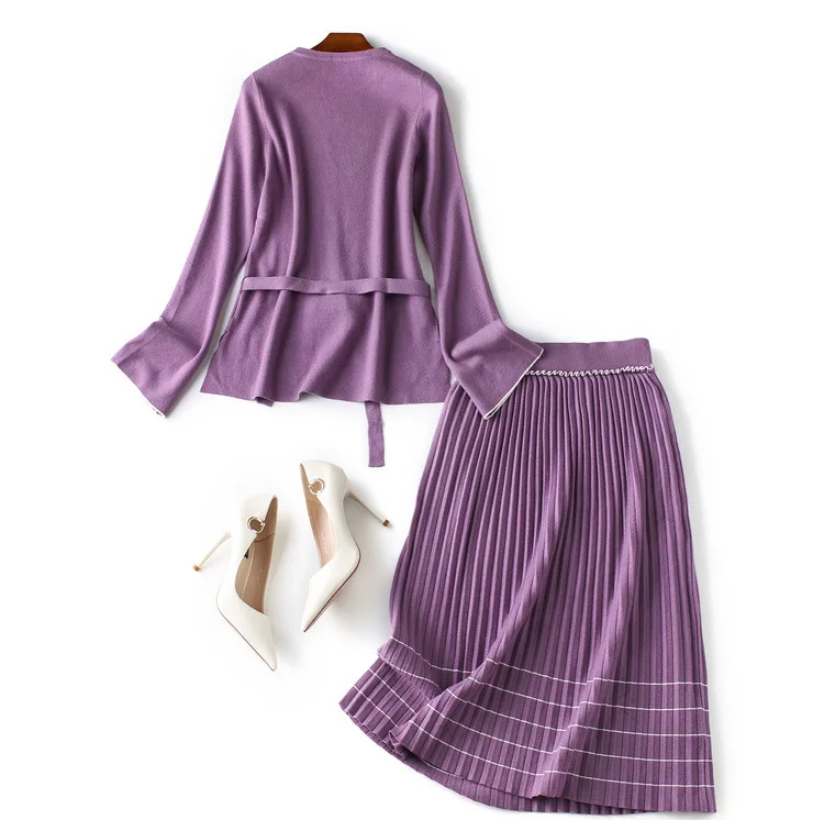 Женский осенне-зимний вязаный полосатый комплект с плиссированной юбкой, элегантный фиолетовый свитер с длинными рукавами и поясом, офисный комплект из двух предметов