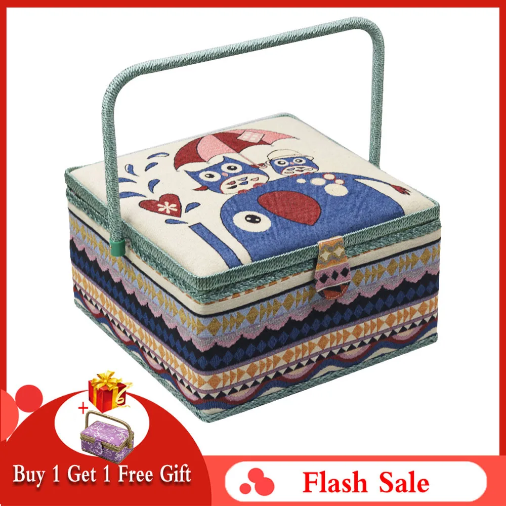 Домашняя большая швейная корзина с ассорти швейных аксессуаров покрытый тканью