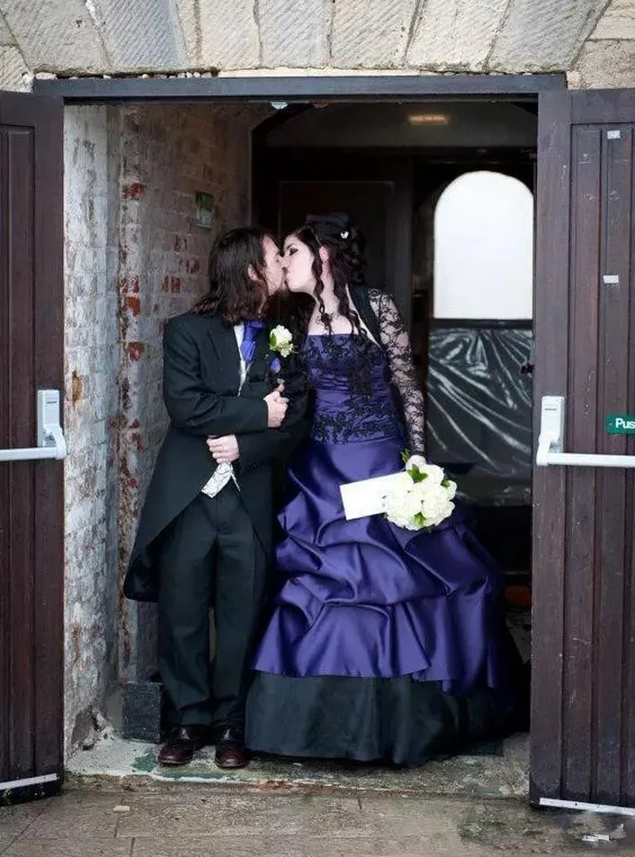 2018-wedding-dress-black-and-purple-bridal-gowns-long-sleeve-vintage-gothic-masquerade-a-line-halloween-wedding-dresses-vestido-de-novia (2)_副本