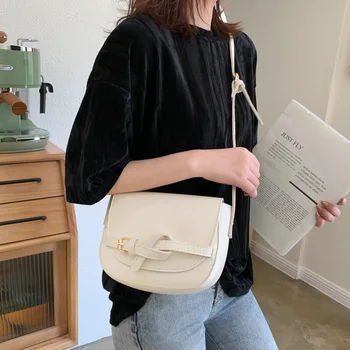 

New 2020 ladies messenger bag sweet small fresh semicircle saddle bag Hong Kong style Korean version ins retro