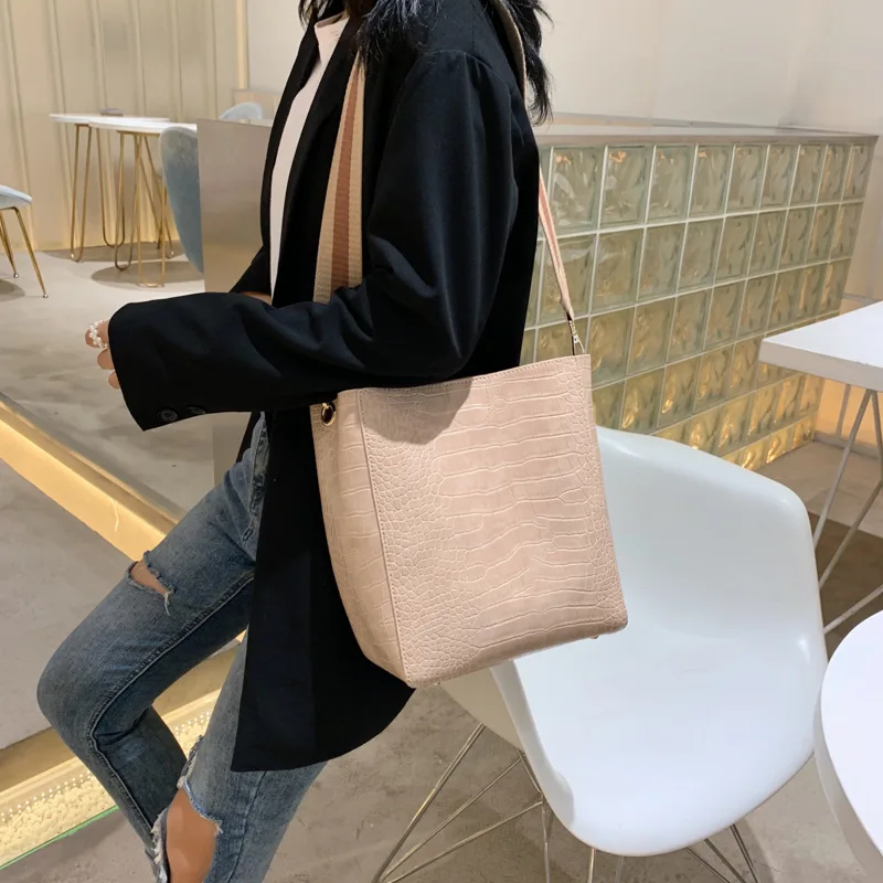 

Women Handbag 2019 Autumn Winter New Crocodile Pattern Retro Shoulder Bag Fashion Simple Bucket Crossbody Bag Handbag and Purse