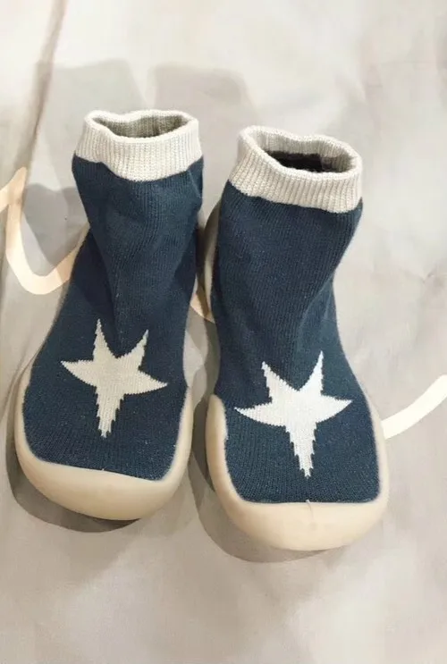 Домашняя обувь с мягкой подошвой для родителей и детей; обувь с героями мультфильмов для малышей; обувь домашняя для малышей; детские гольфы - Цвет: blue star