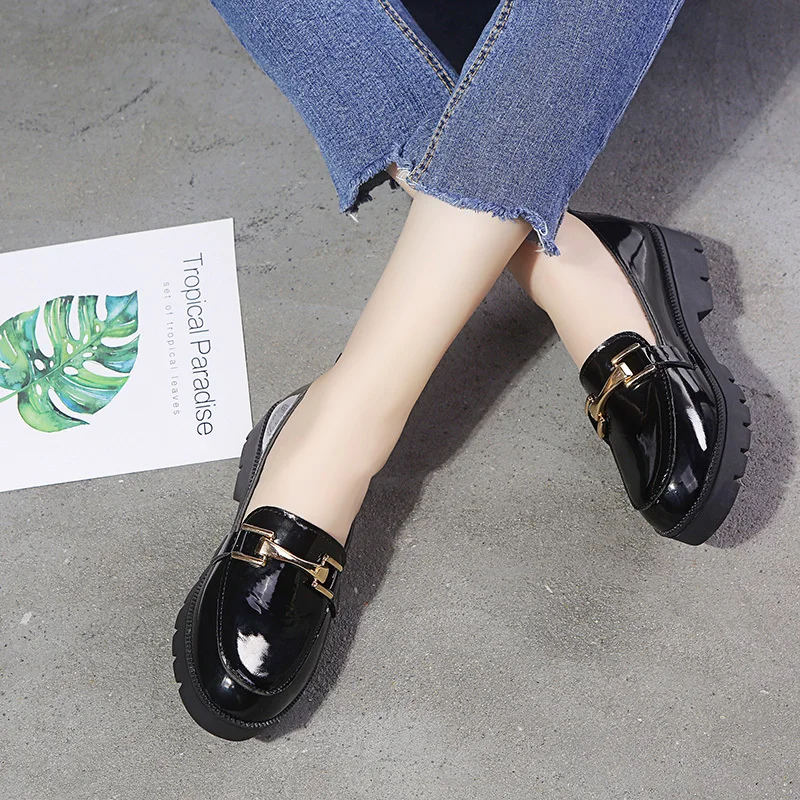 Однотонные черные туфли-оксфорды из лакированной кожи на плоской подошве с металлической пряжкой; слипоны на толстой подошве; женская обувь; большие размеры