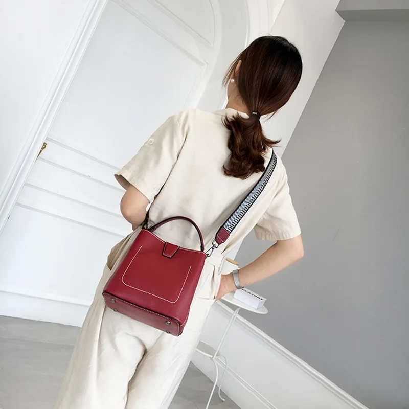 

New 2019 Soft Leather Bag Leather Handbag Simple Single Shoulder Slung Broadband Bucket Bag.