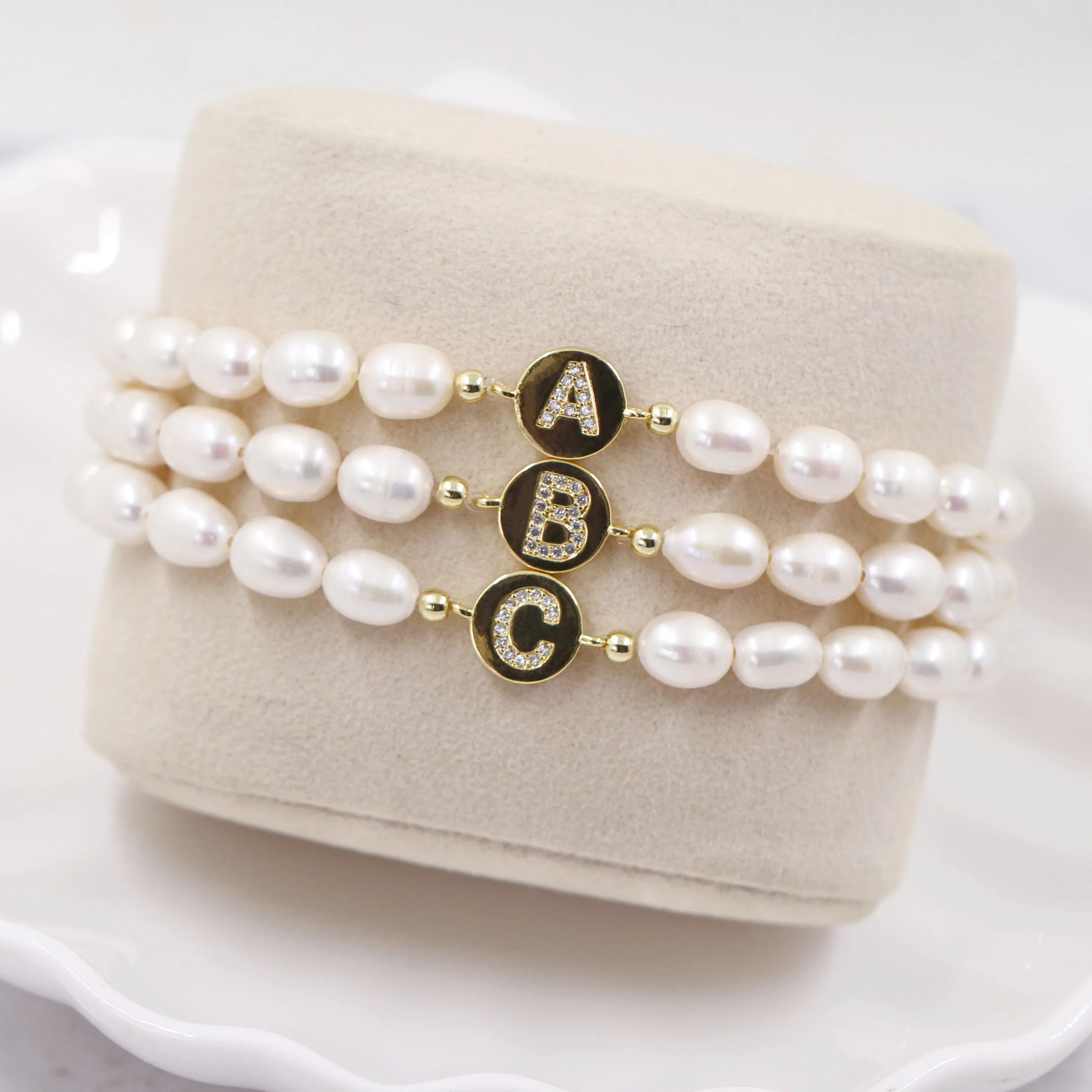 New Style Natural Pearl Letter Bracelet Women Initial 26 Alphabet Rainbow Luxury Letter Name Pearls Ornament Charm Jewelry