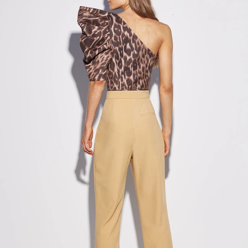 Cena TWOTWINSTYLE Leopard bluzki dla kobiet ukośny kołnierz Puff tunika na długi rękaw Ruched nieregularne koszule damskie moda 2019 odzież