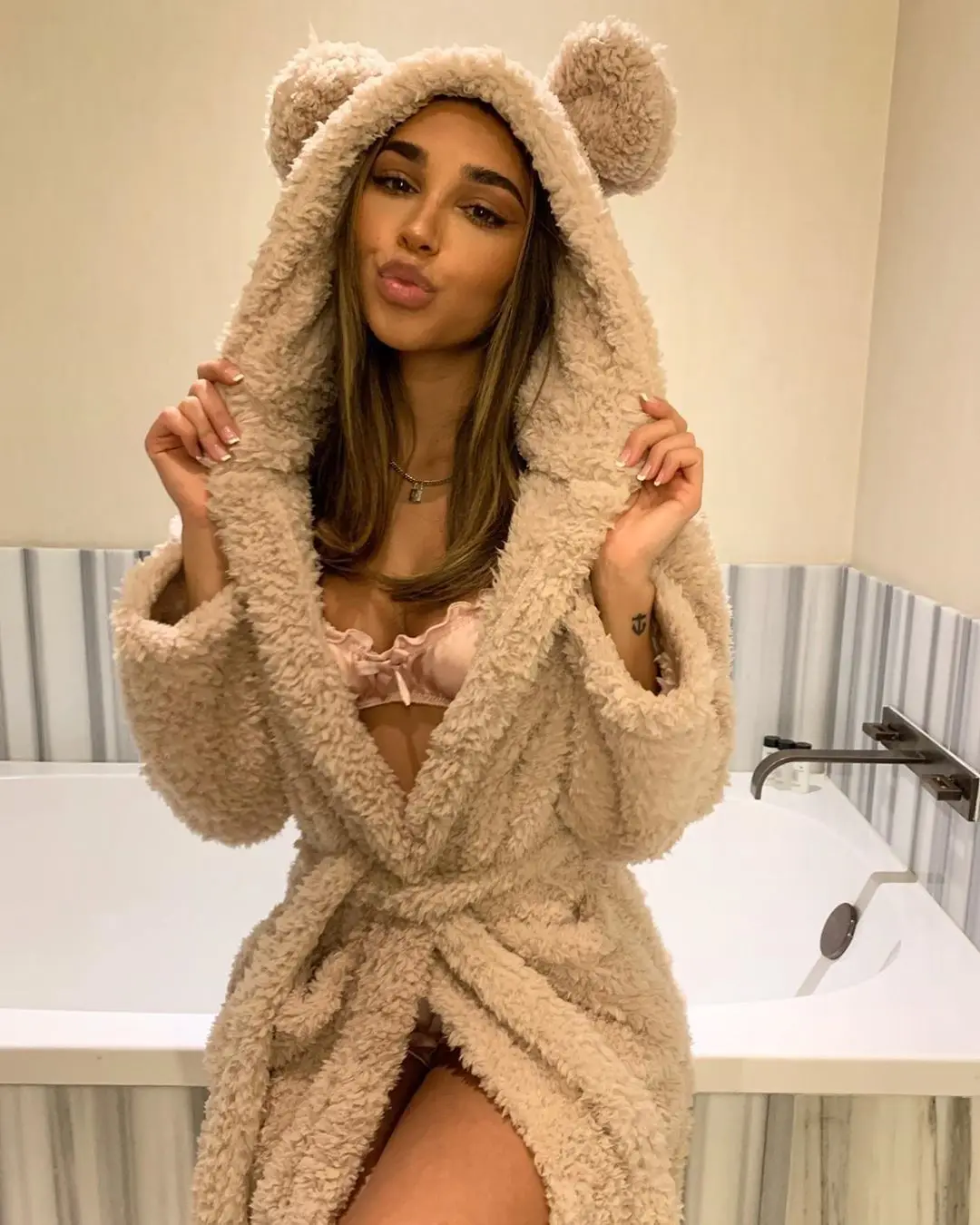 

2020 New Women Fleece Hooded Robe Sleepwear Fall Winter Warm Soft Long Sleeve Thick Plush Sleep Robe Furry Female Pajamas