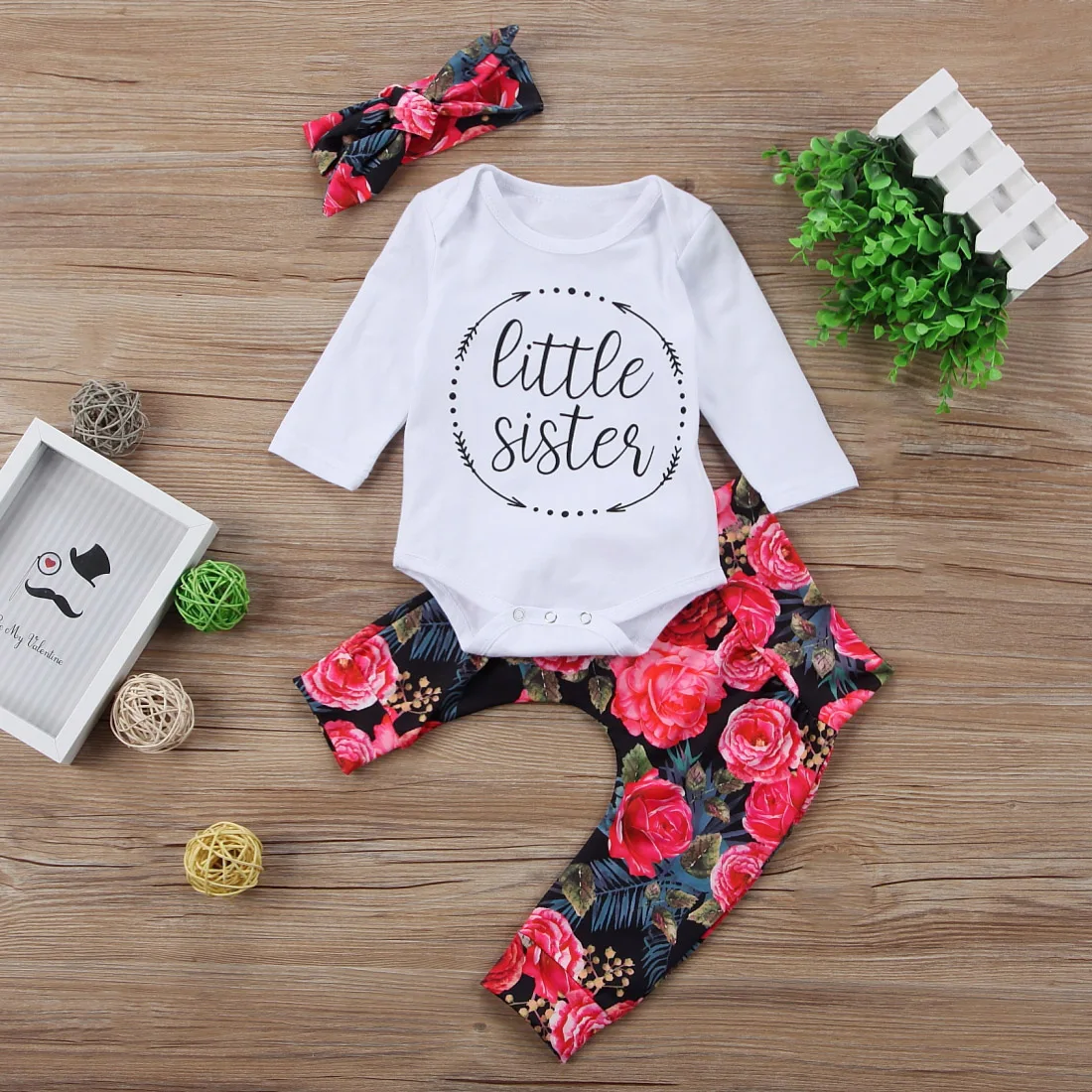 Комплект одежды из 3 предметов для новорожденных; Комбинезон для маленьких девочек; белый топ с длинными рукавами и надписью «маленькая сестренка»; штаны с принтом; повязка на голову