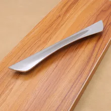 Ручка современного шкафа из цинкового сплава дверной ящик обуви скрытая Двойная Конг liang хром Серебряная ручка 160 Прямая с фабрики