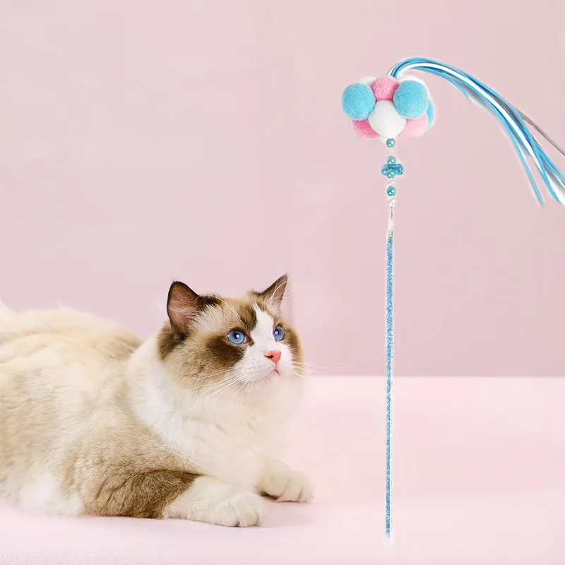 Искусственная пластиковая палочка с пером и маленьким колокольчиком 1