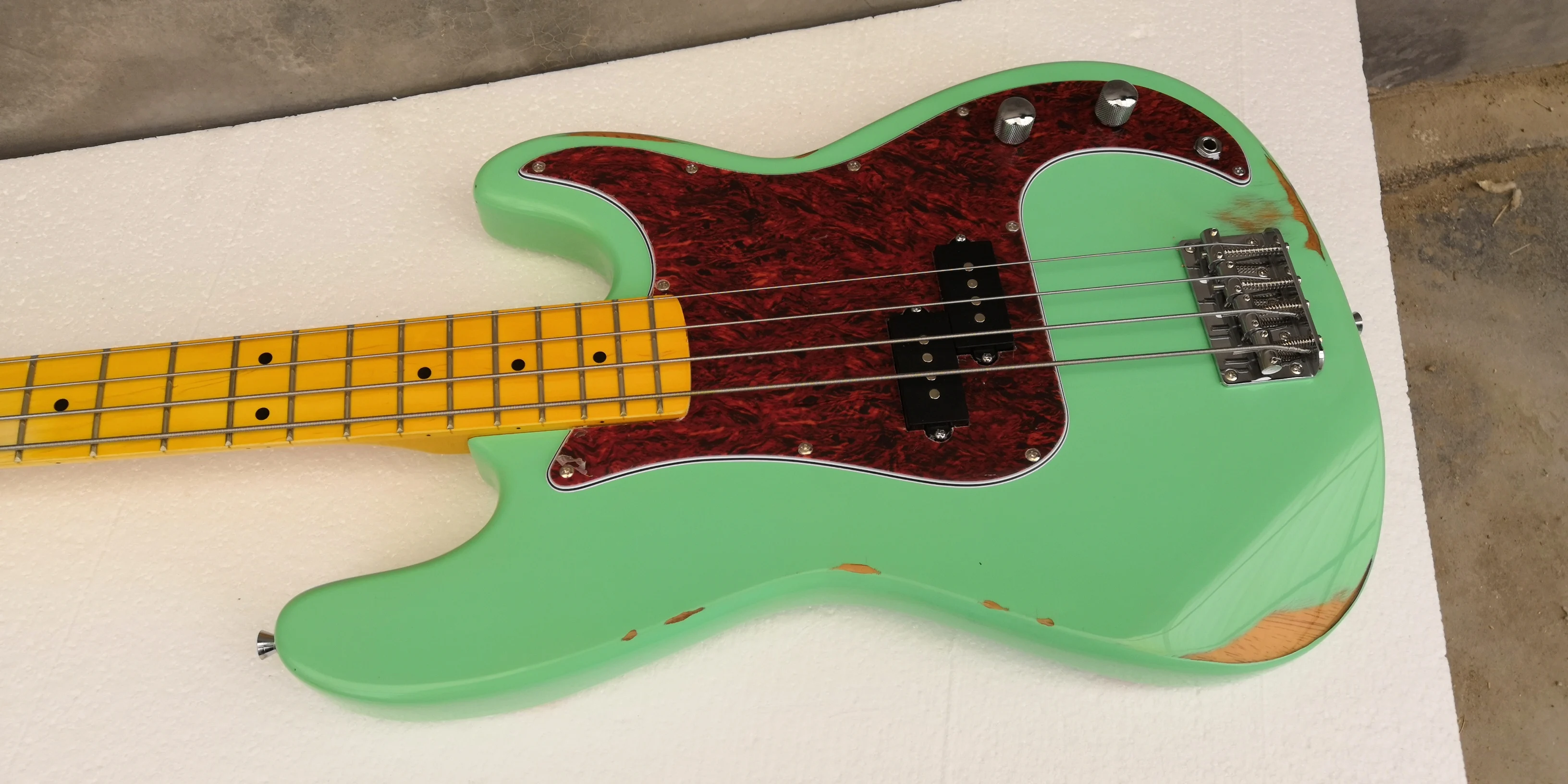 

Relic green color 4 strings electric bass