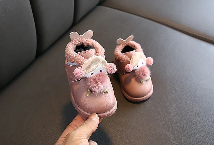 Зимняя хлопковая плюшевая обувь для маленьких девочек; плотные теплые ботинки с мягкой подошвой; нескользящие короткие ботинки для маленьких девочек; ботинки для новорожденных с героями мультфильмов