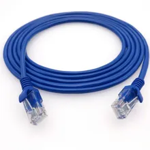 Cabo de rede azul do lan cat5e da internet dos ethernet para o roteador do modem do computador