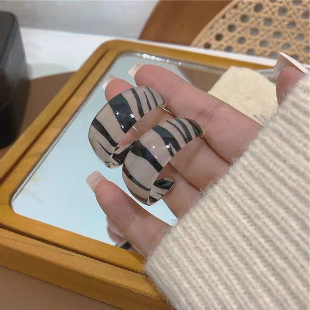 White Color Drip Oil C Shape Hoop Earrings for Women Girl Simple Geometric Round Circle Korean Sweet Jewelry Daily Life