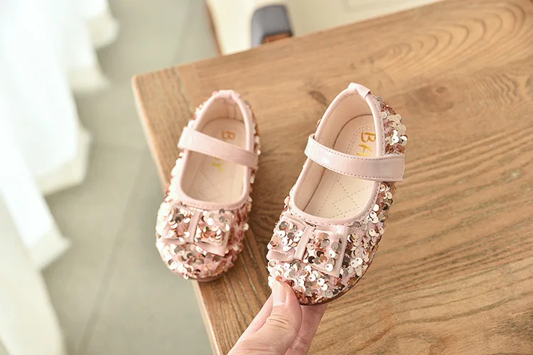 Обувь принцессы для девочек; коллекция года; сезон весна-осень; детская обувь с блестками и мягкой подошвой; обувь в горошек для маленьких детей; Праздничная обувь для дня рождения