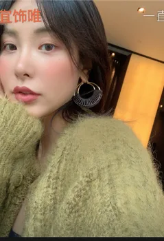 

AM Celebrity Style 2020 Autumn Winter Hand-woven Weave Round Designer Ear Ring Cowhide Decoration CC Earrings imported wax rope