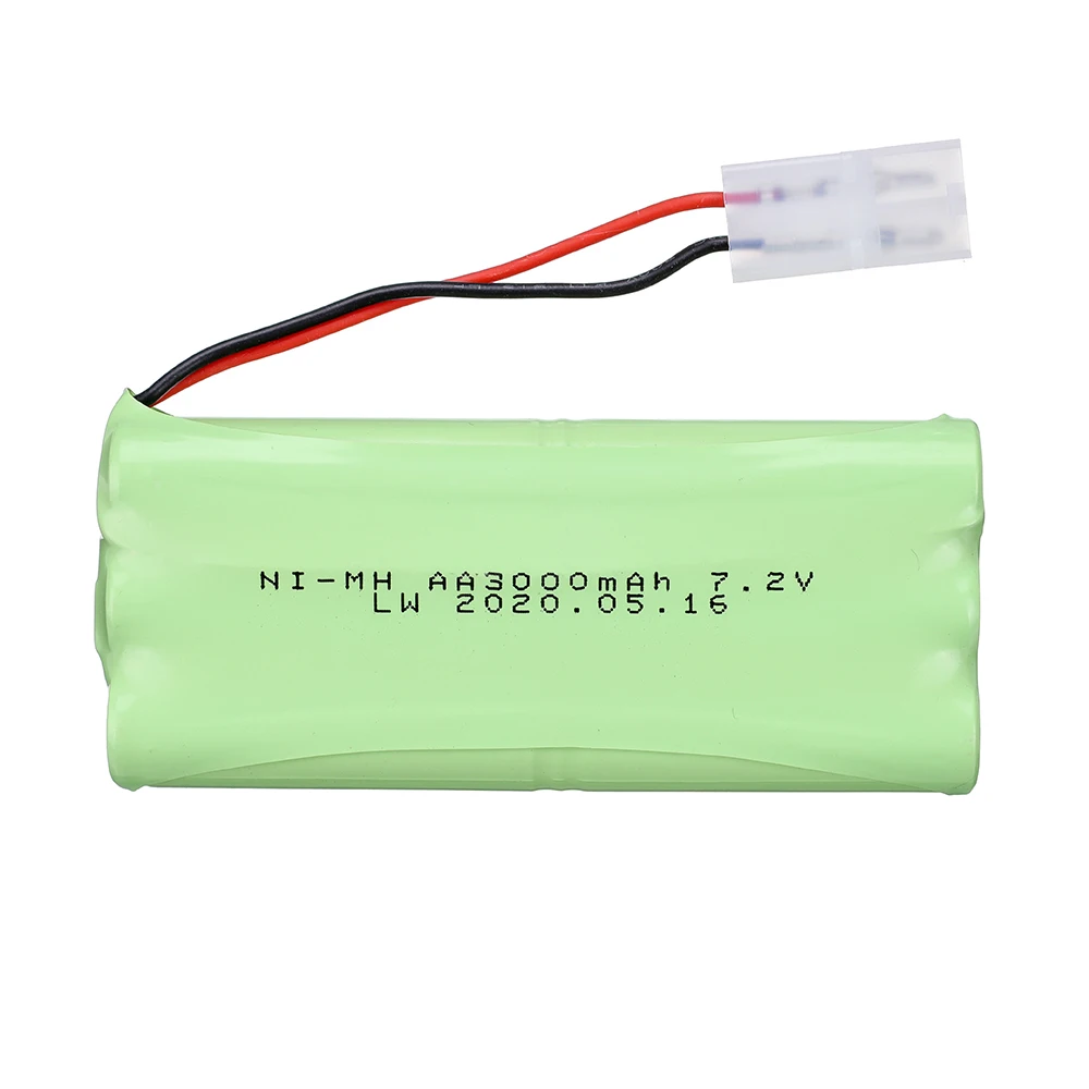 Vue rapprochée d'un chargeur RC 1S 3.7V LiPo USB jaune montrant le port USB et les broches de charge.
