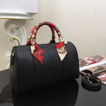 

Pillow bag, lychee grain cowhide super good feel will let you love, high-end atmosphere on the grade!