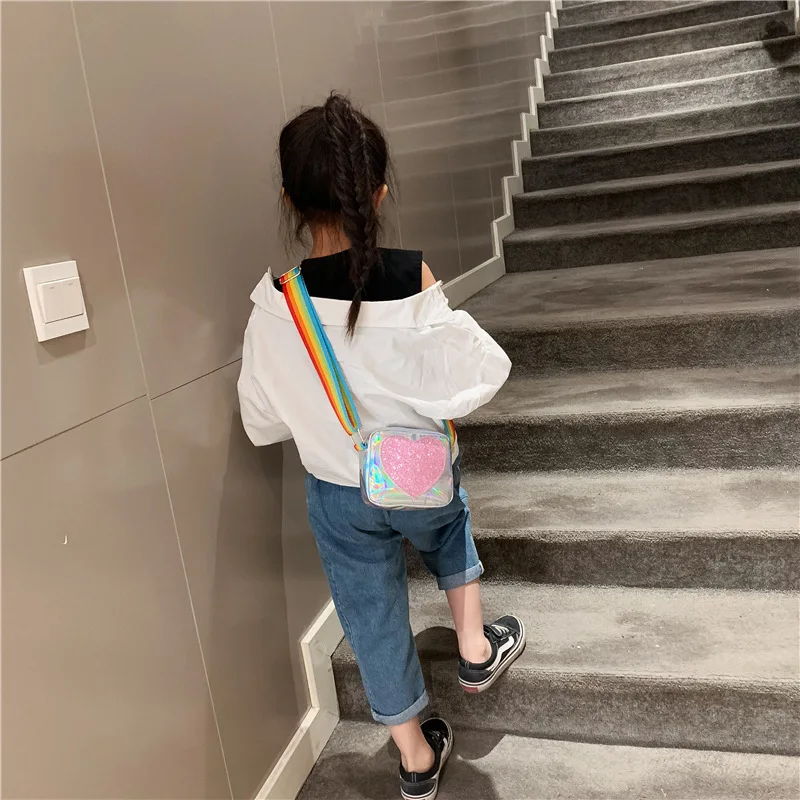 Сумка с сердцем для девочек, детская сумка-мессенджер, сумка через плечо с лазерным радужным ремешком, сумка через плечо на плоской подошве для детей