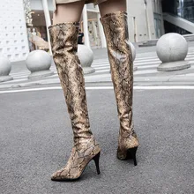 Классические модные ботфорты выше колена; высокие сапоги на тонком каблуке с острым носком; сезон осень-зима; обувь на молнии из искусственной кожи средней высоты