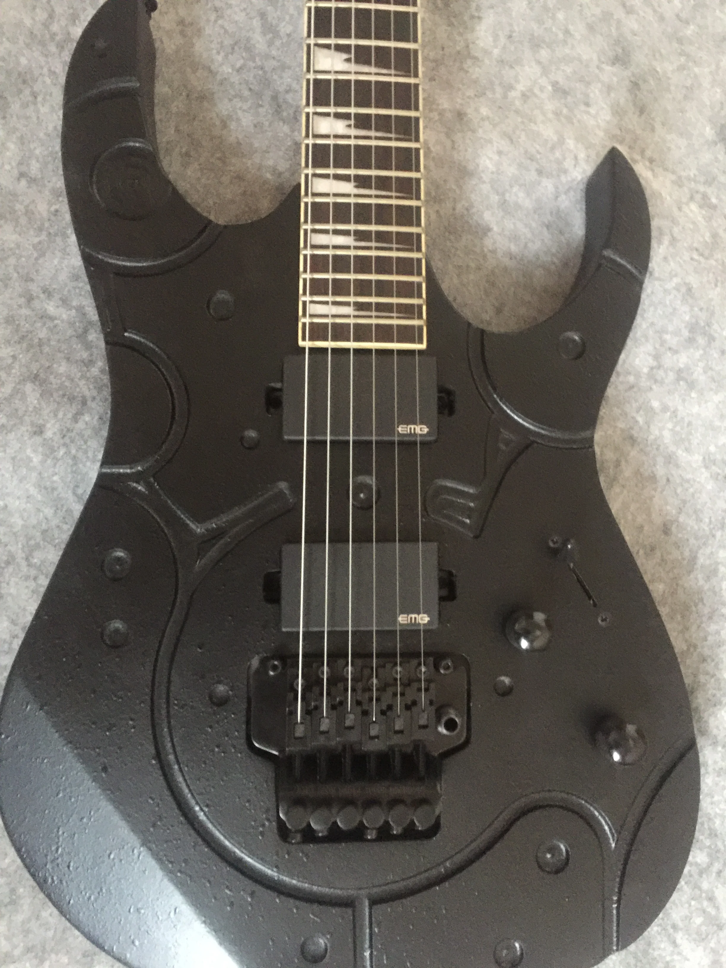 

Electric guitar/matte black computer engraving pattern high quality guitar/anmiyue can customize Chinese electric guitar