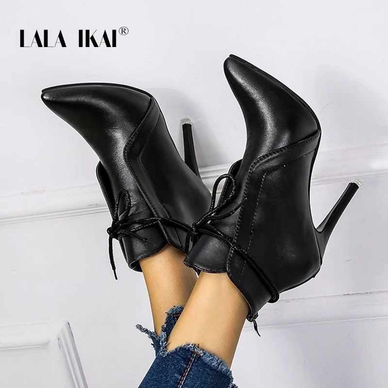 LALA IKAI/ Черные ботильоны; женские туфли-лодочки на тонком каблуке; сезон осень-зима; женские ботинки с острым носком из искусственной кожи на шнуровке; XWA9481-4
