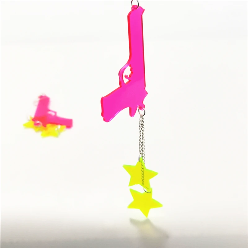 KUGUYS 17 cm superlange baumelnde Ohrringe für Damen, Acryl, neonpink, Gun Stars, Hiphop-Rock-Schmuck, Punk-Accessoire – Detail 11