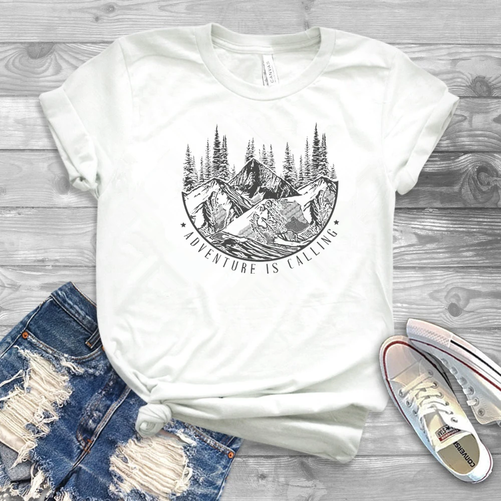 T-shirt imprimé avec des montagnes et des forêts Illustration vectorielle | Vecteur Premium