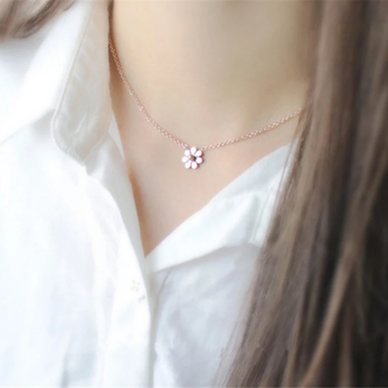 Classic titanium steel hot little Daisy contracted short lady rose gold necklace