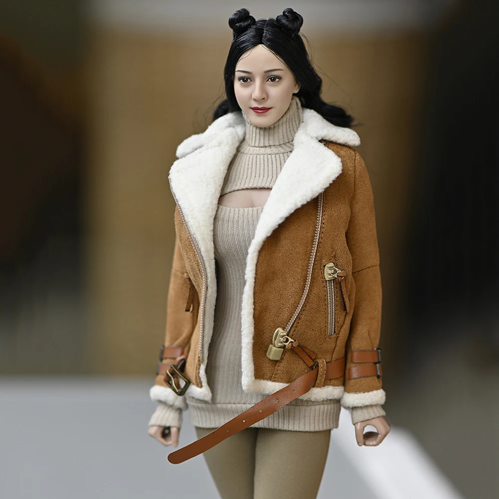 Модель женщины солдата в масштабе 1:6 с одеждой куртка из шкуры ягненка кожаная