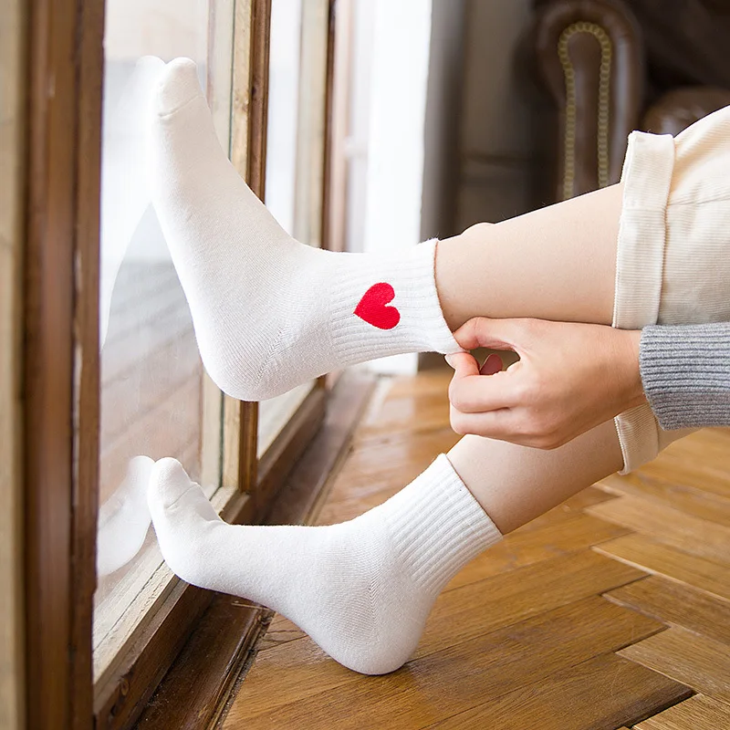 Однотонные полосатые носки с вышивкой любящее сердце, осенне-зимние женские хлопковые носки, модные повседневные уличные дышащие забавные впитывающие пот носки