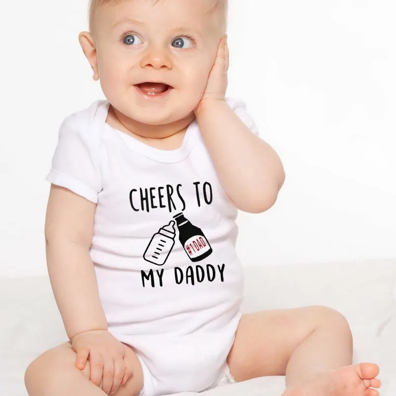 Милый комбинезон с короткими рукавами и надписью «Cheers To My Daddy» для маленьких мальчиков и девочек; комбинезон; белая хлопковая одежда для малышей