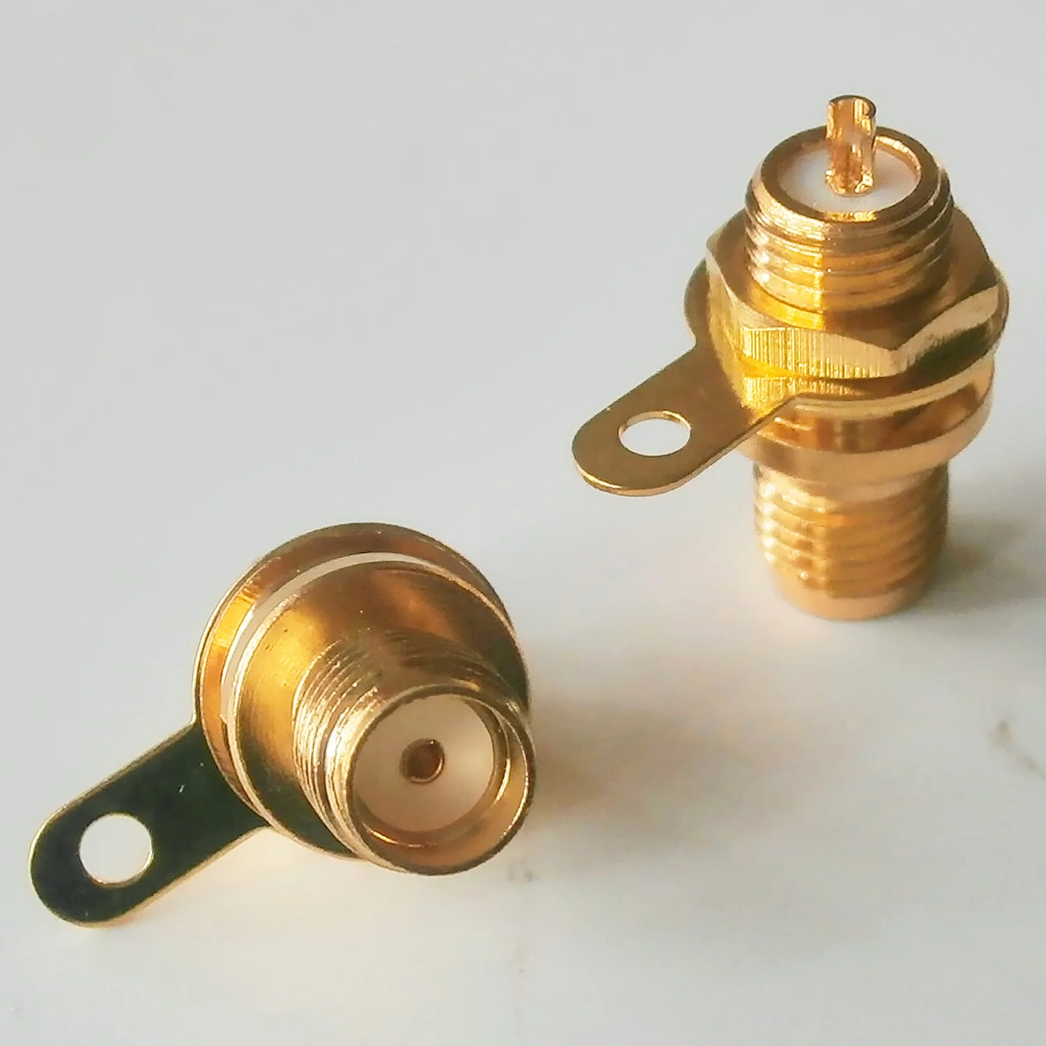 Adattatore SMA Femmina A SMA Femmina Dritto Metallico Dorato Con Dado A Paratia