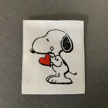 

Custom-Made 4*5cm Damask Woven Labels in straight cutting
