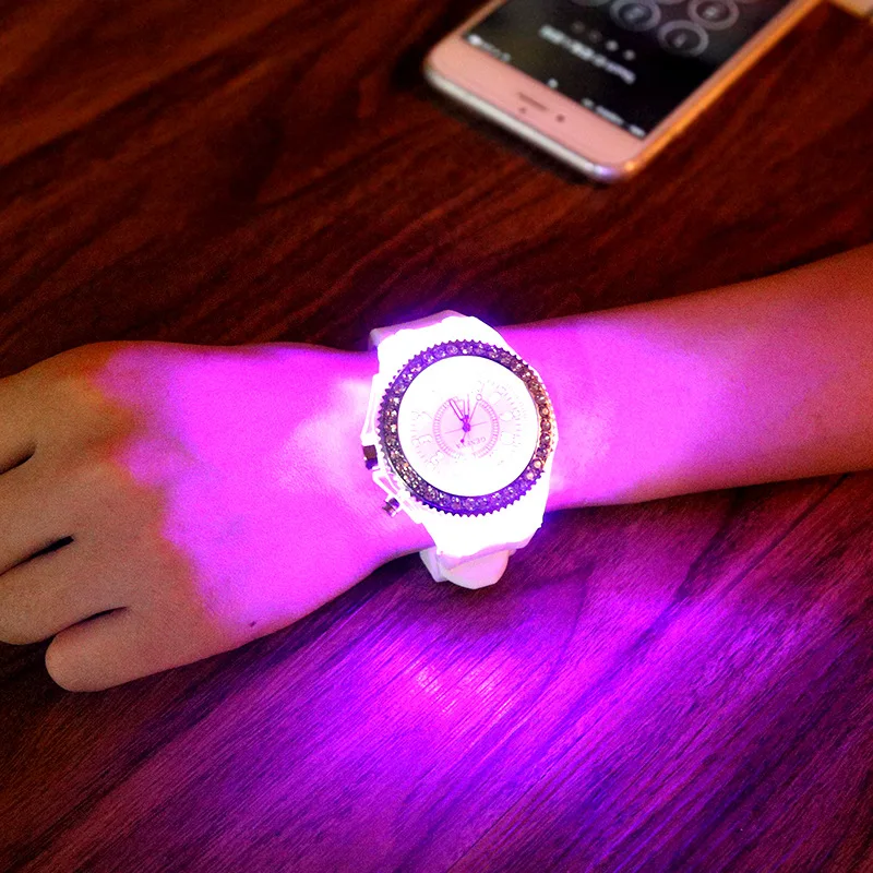 Светодиодный свет вспышки светящиеся часы Для женщин Для мужчин мальчики девочки силиконовые наручные часы со стразами часы Детские Relogio Saati