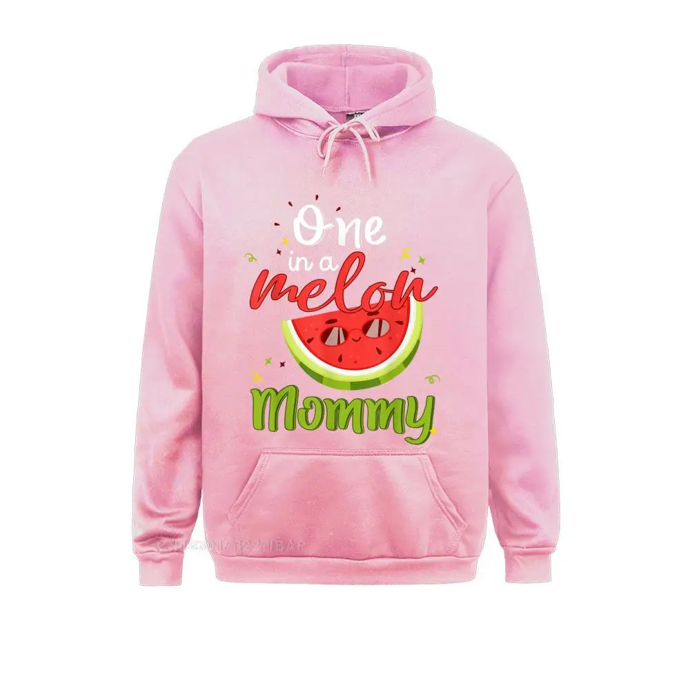 thumbnail image 1 of Sudadera con capucha divertida para hombre y mujer, con diseño de One In A Melon Mommy Sandía, estilo inglés, para el Día de la Madre, 1 of 5