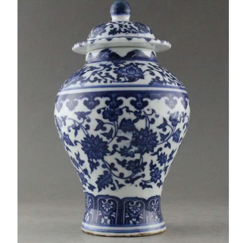 Fine Chinese hand-painted flowers blue and white porcelain vase & lid 