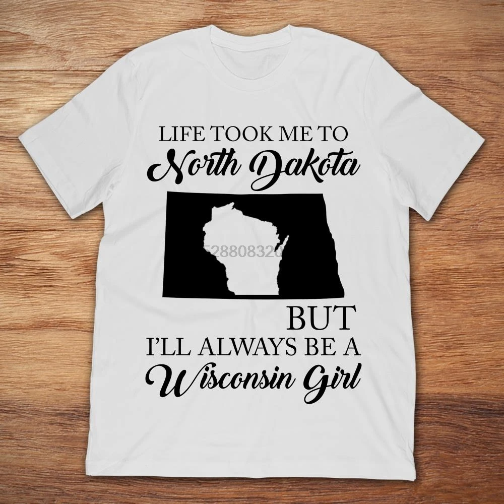 Брендовая футболка с короткими рукавами надписью Like Me To North Dakota But Be A Wisconsin Girl |