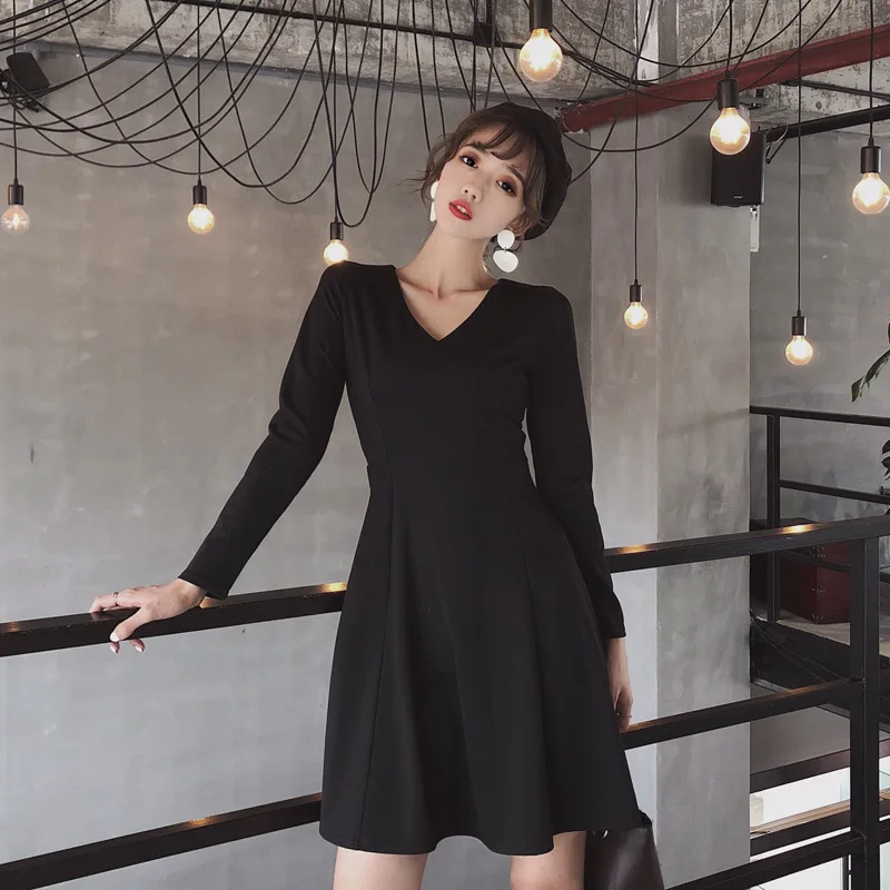 

Black And White with Pattern Early Autumn V-neck Normcore Style Waist Hugging Black Dress Long-sleeved Dress Slimming Skirt