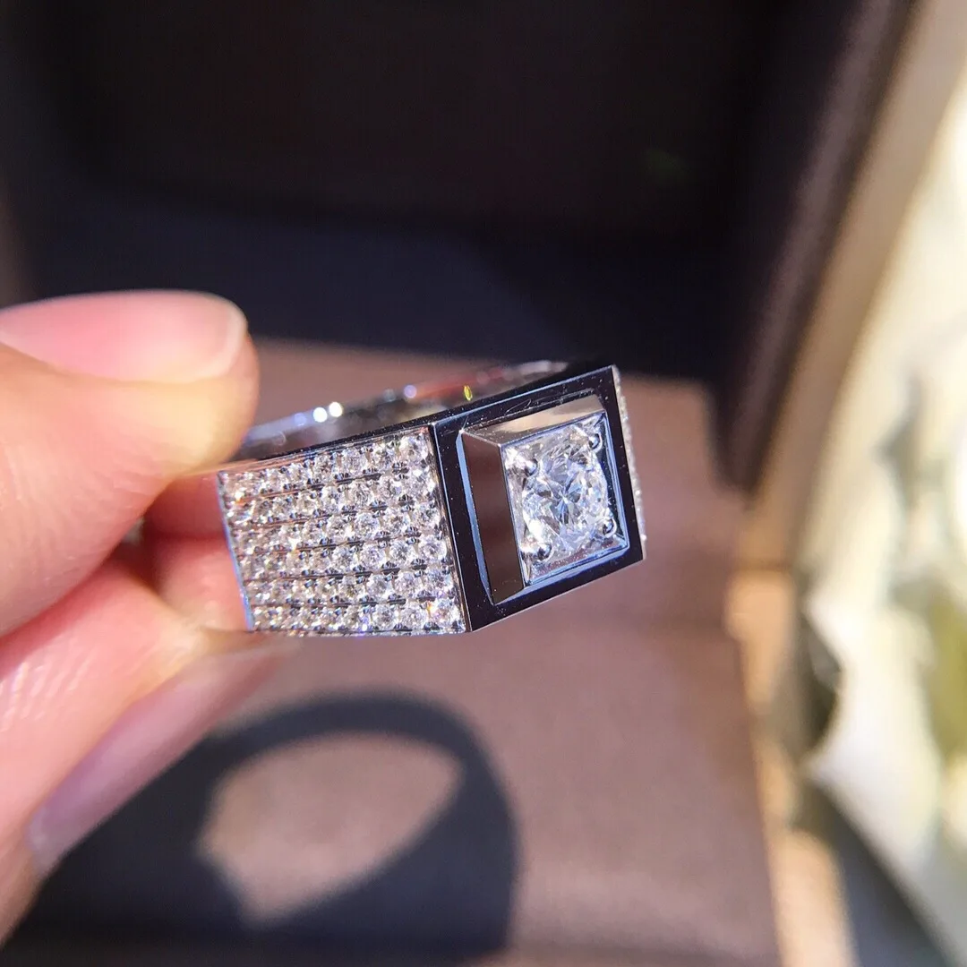 

18K Gold 50 Points Ultra-White D Color MAN'S Ring Ultra-White Super Shiny Super Ventilating Clarity VVS1 with a Certificate And