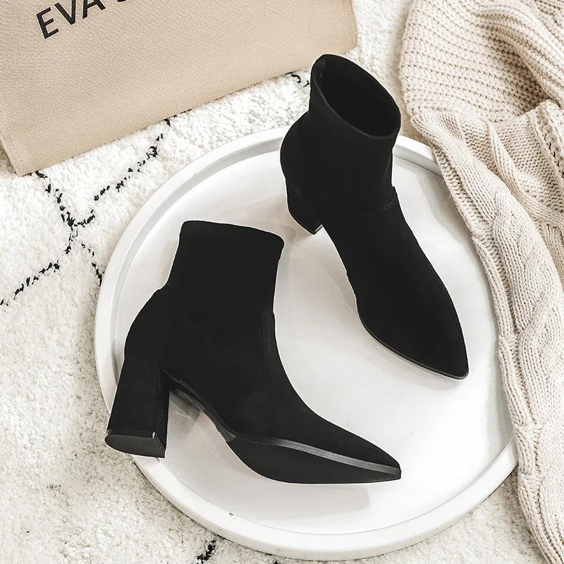 black suede Модные ботинки женские зимние ботинки martin из замши и кожи с острым носком; однотонные Ботинки Челси на Высоком толстом каблуке; botines; Брендовая обувь высокого качества; bota - Цвет: black suede