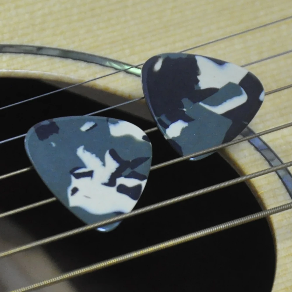 

Lots of 100pcs 0.96mm Heavy Camouflage Celluloid Guitar Picks Standard Heart Shape