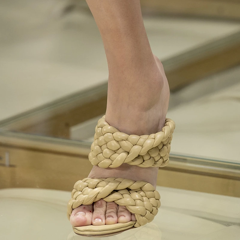 Тапочки; новые женские сандалии; Sandalias Mujer; коллекция года; женская кожаная обувь на высоком каблуке; плетеные шлепанцы с открытыми пальцами; уличные тапочки с открытым носком