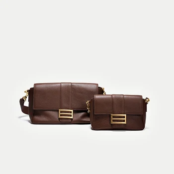 

The retro-style stick bag with one shoulder and wide shoulder strap in autumn and winter