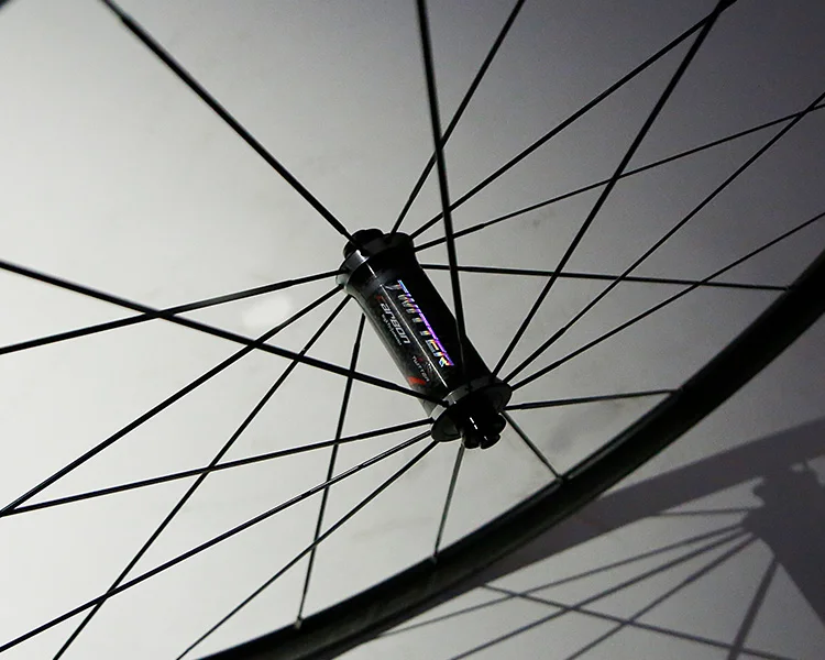 Discount ultra-light carbon fiber hub 700C road bike wheel 36cm wheelset 4 sealed bearing alloy rims colorful reflective wheels 0 Discount ultra-light carbon fiber hub 700C road bike wheel 36cm wheelset 4 sealed bearing alloy rims colorful reflective wheels 0